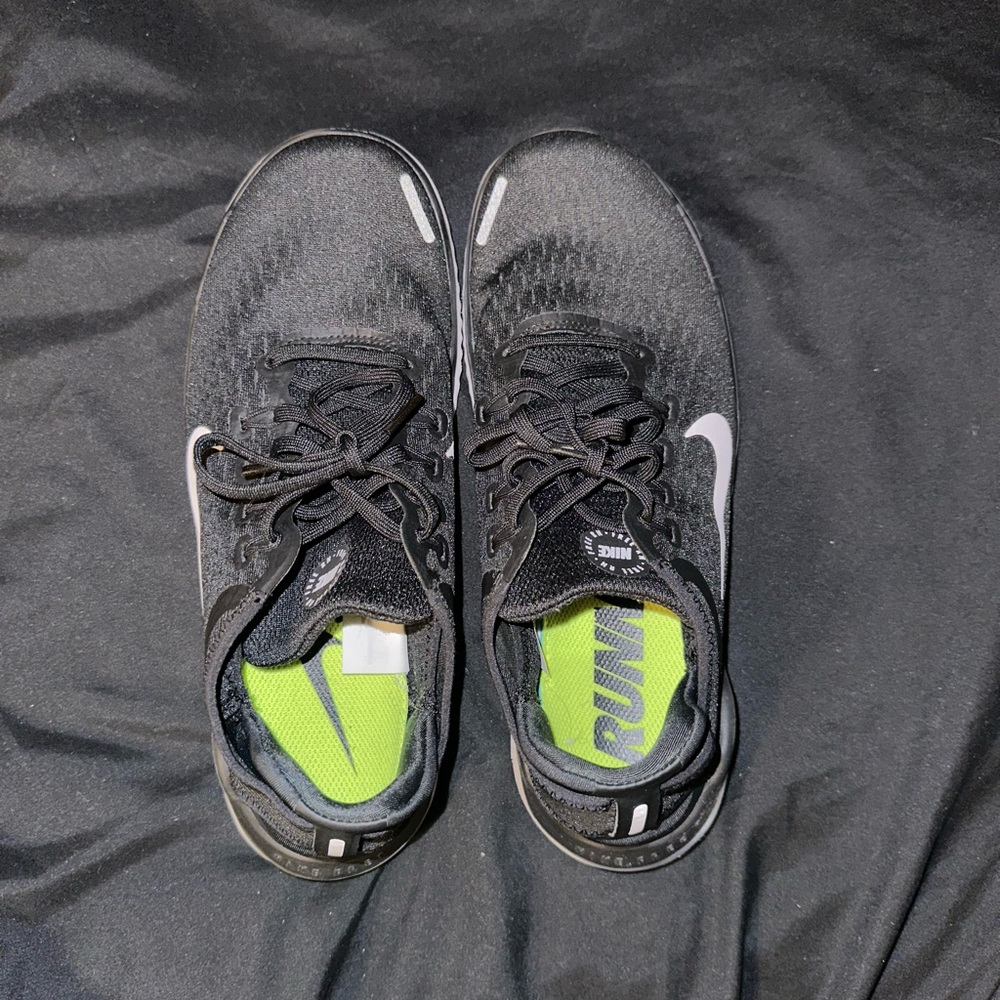 Nike Free RN 2018 black/white running shoes in women’s size 9: